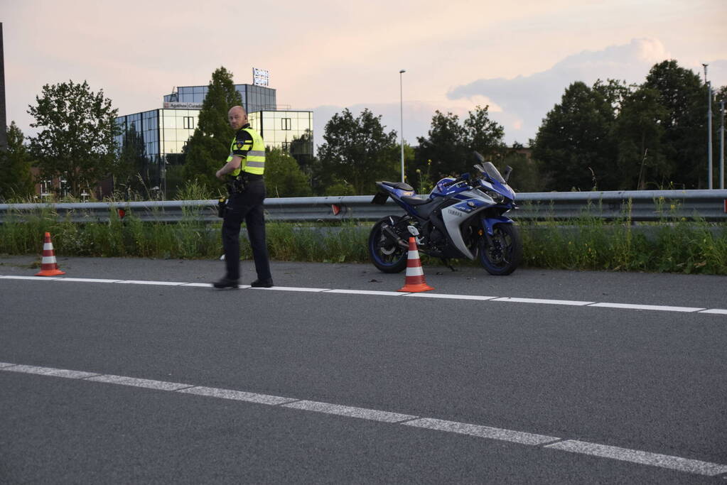 Motorrijder gaat onderuit op snelweg