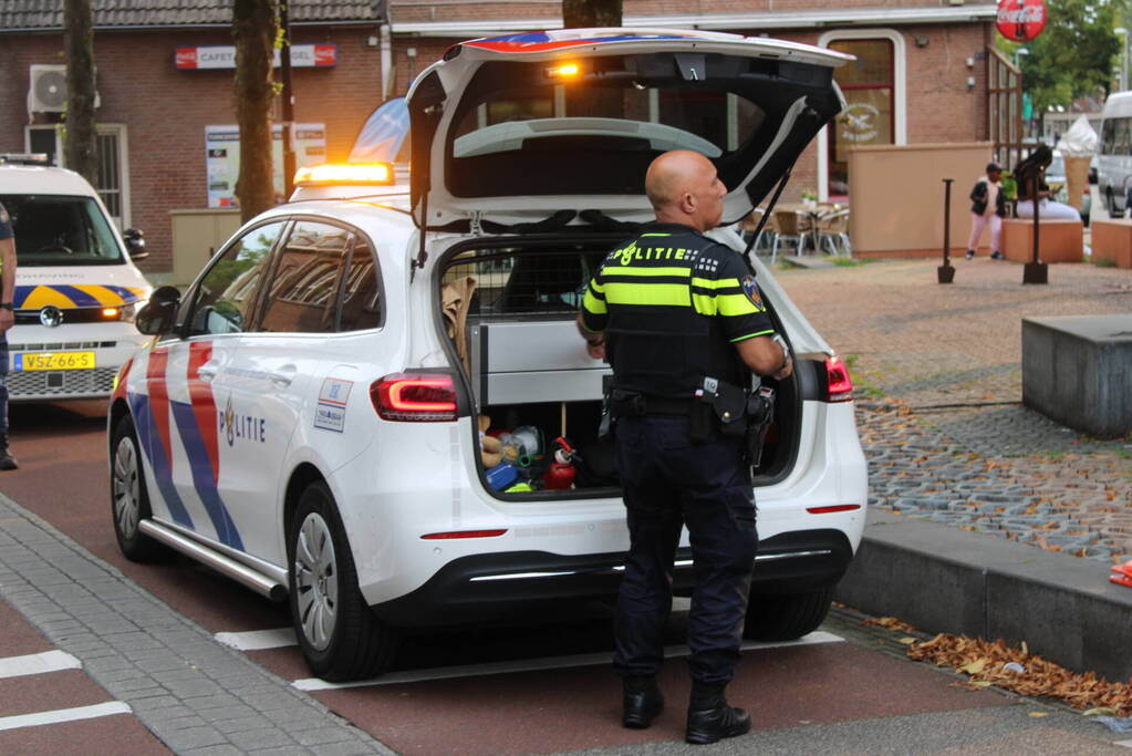 Verdachte mishandeling vlucht met handboeien om