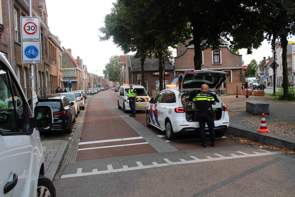 Verdachte mishandeling vlucht met handboeien om