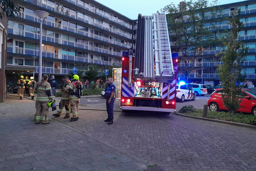 Bewoner ademt rook in bij keukenbrand in flat