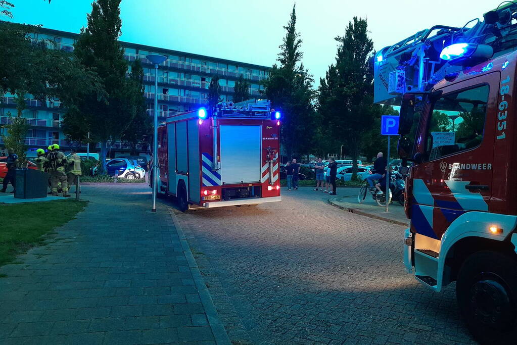 Bewoner ademt rook in bij keukenbrand in flat