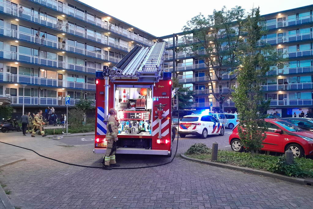 Bewoner ademt rook in bij keukenbrand in flat