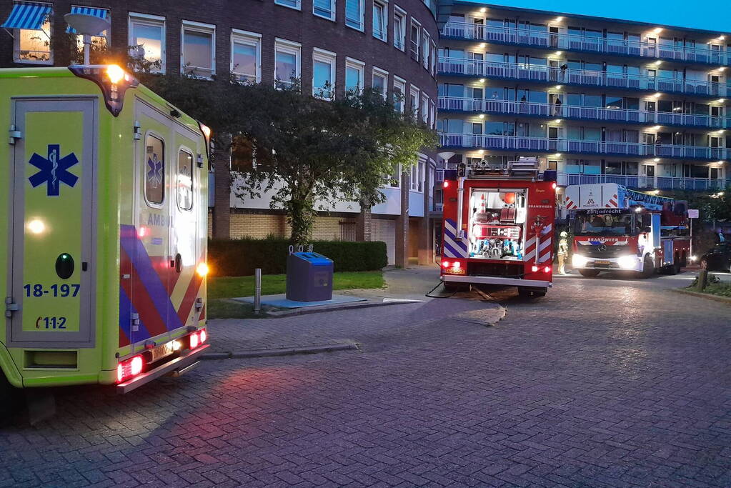 Bewoner ademt rook in bij keukenbrand in flat