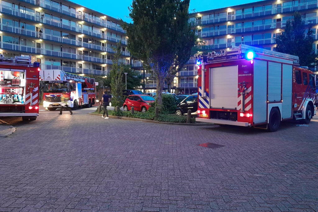 Bewoner ademt rook in bij keukenbrand in flat