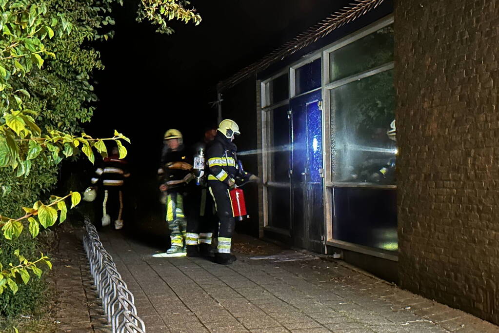 Deur in brand van oude gymzaal