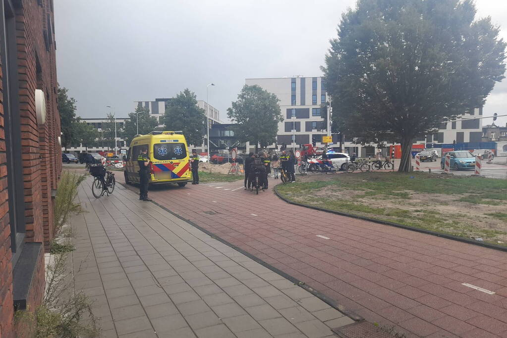 Twee fietsers botsen op elkaar