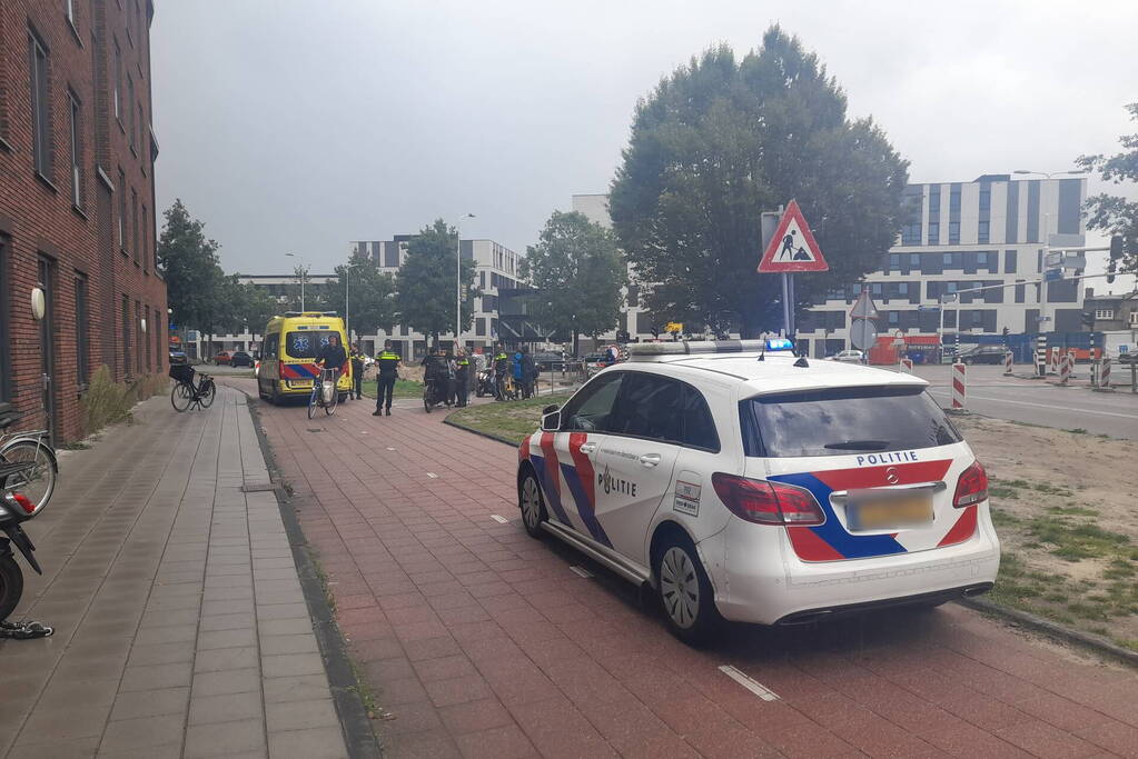 Twee fietsers botsen op elkaar