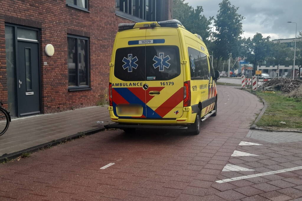 Twee fietsers botsen op elkaar