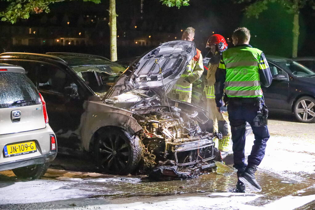 Personenauto zwaar beschadigd door brand