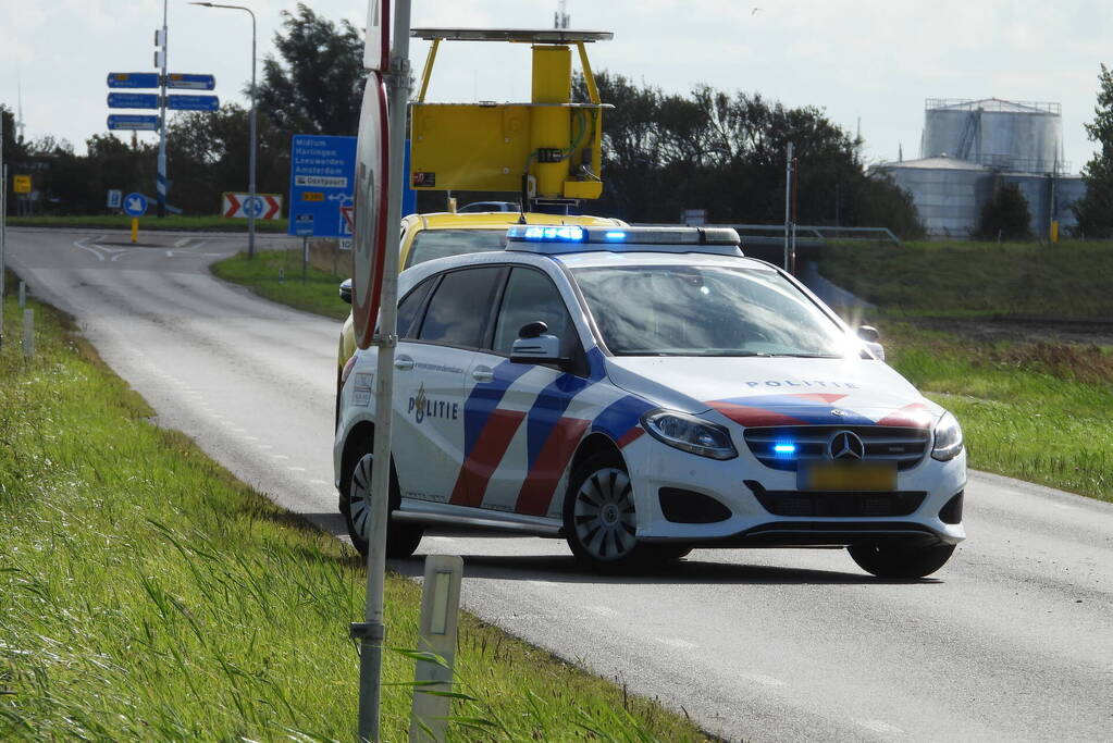 Auto belandt in ondiepe sloot