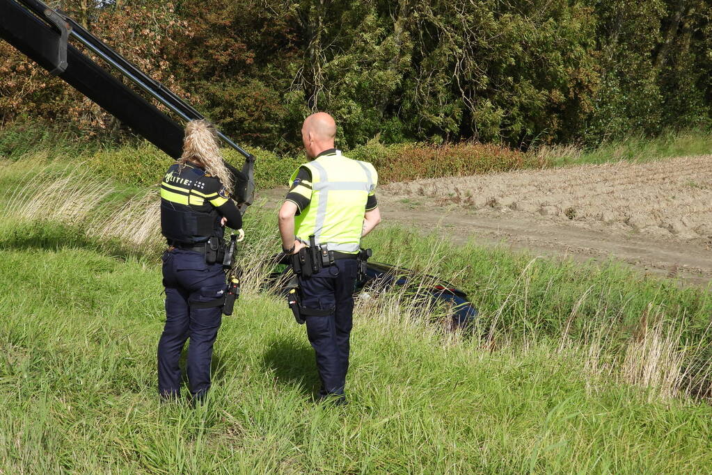 Auto belandt in ondiepe sloot