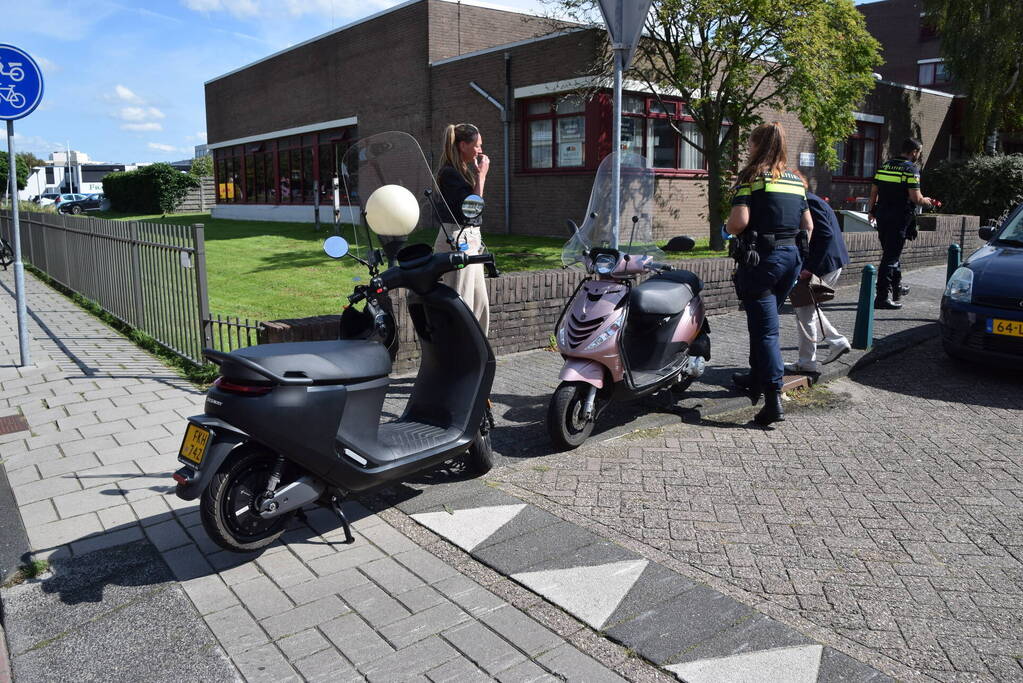 Automobilist en scooterrijder in botsing