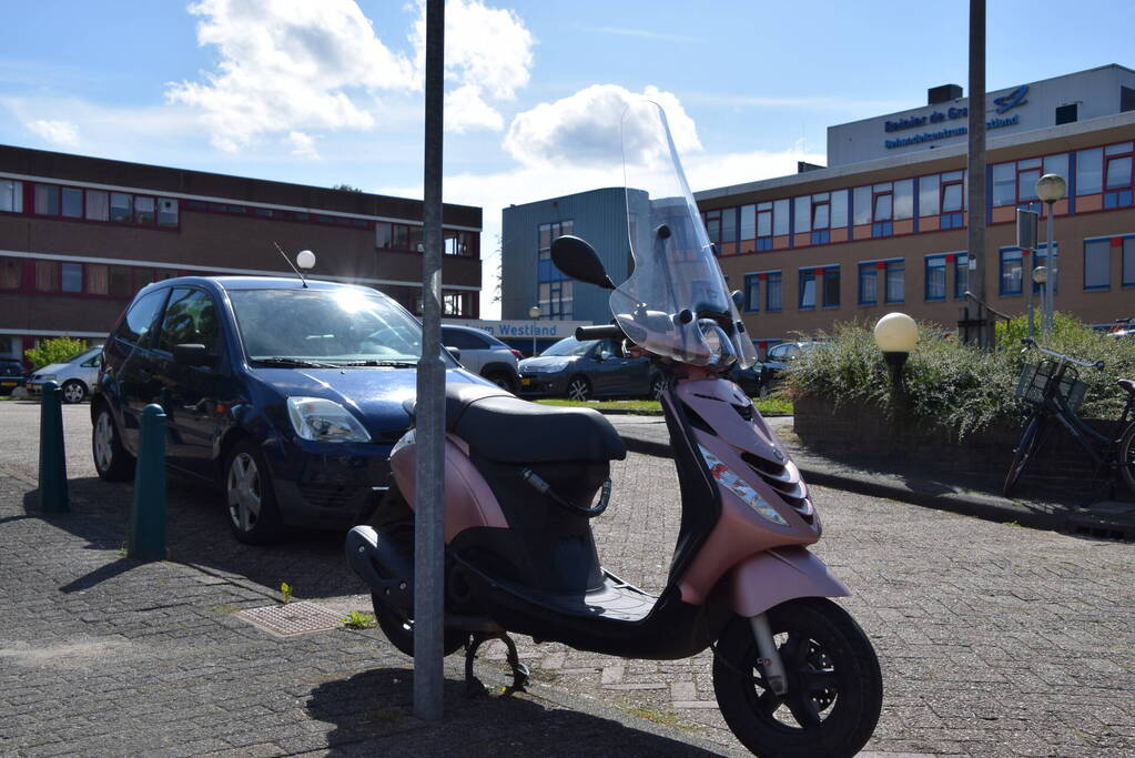 Automobilist en scooterrijder in botsing