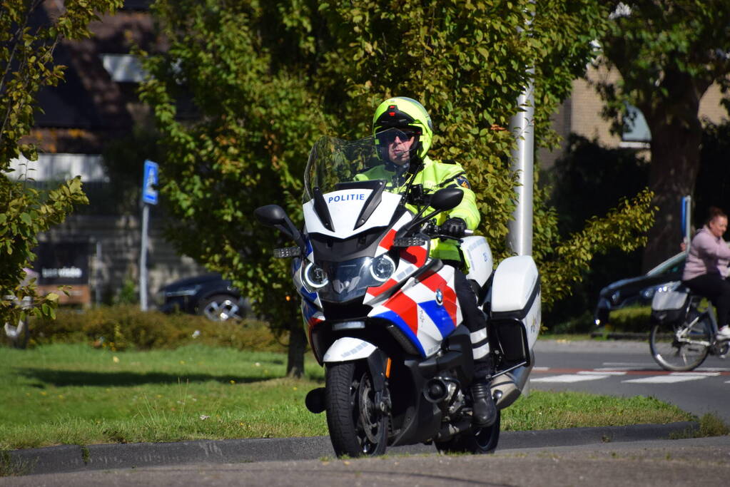 Automobilist en scooterrijder in botsing