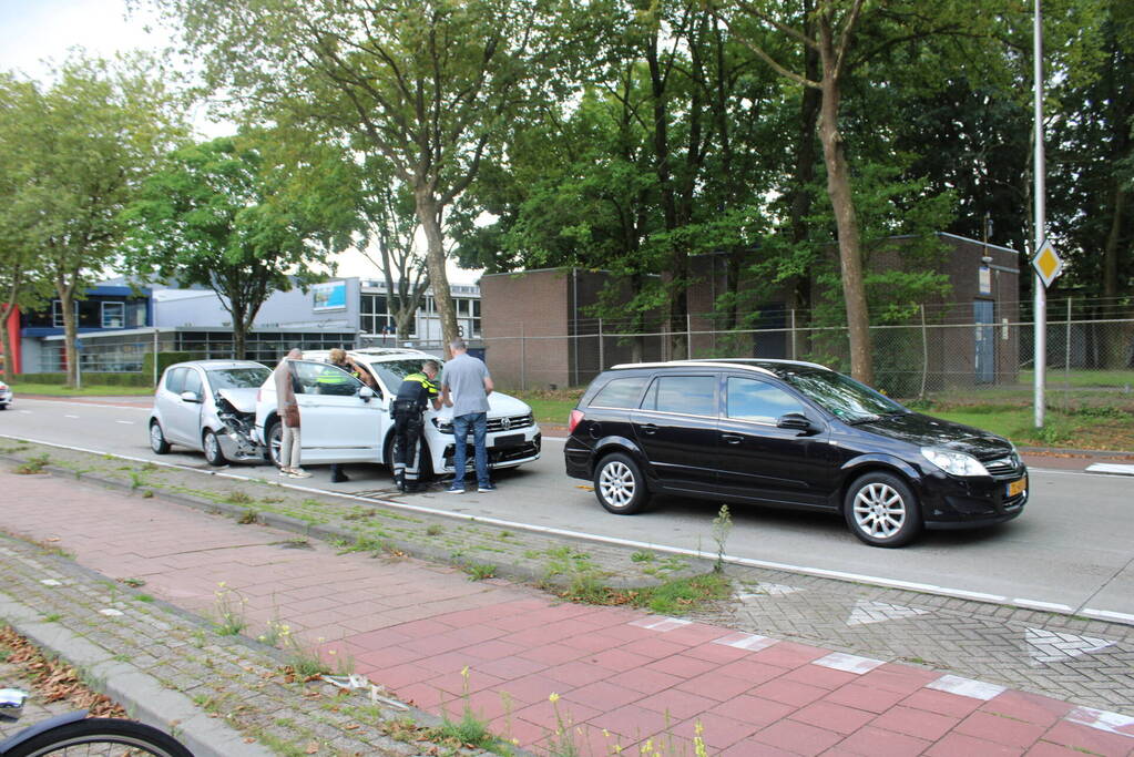 Persoon gewond bij botsing tussen drie voertuigen