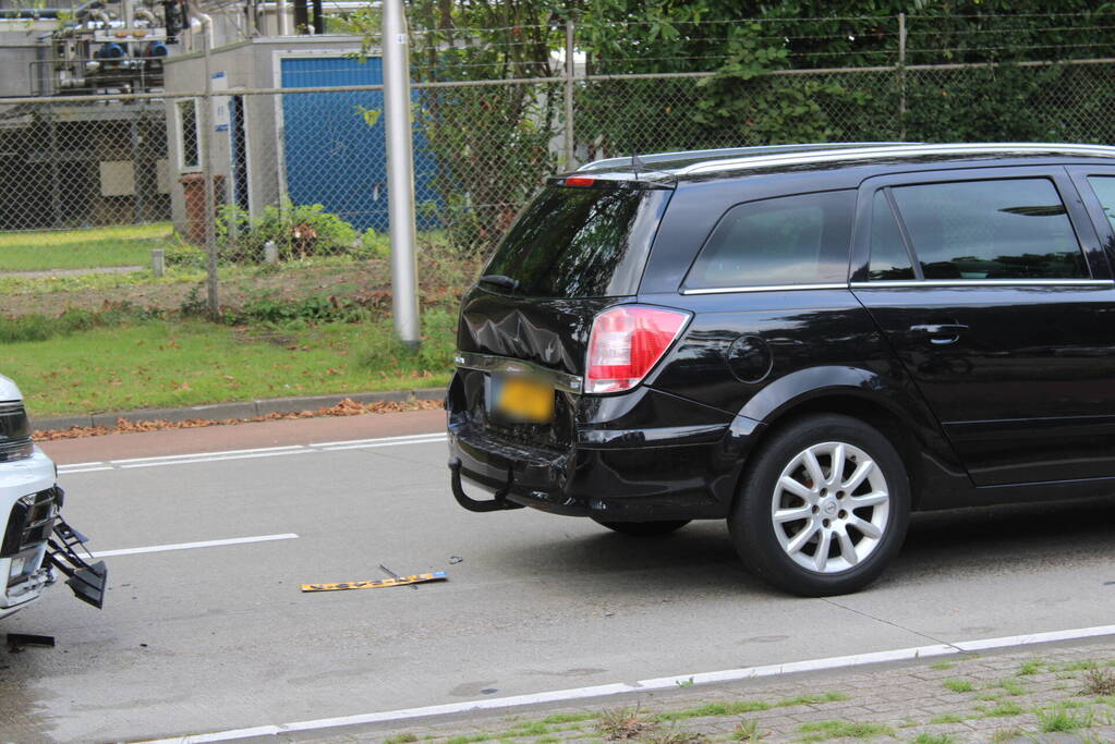 Persoon gewond bij botsing tussen drie voertuigen