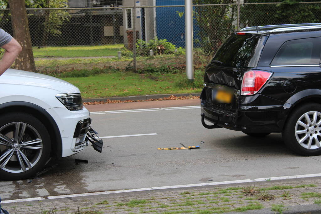 Persoon gewond bij botsing tussen drie voertuigen