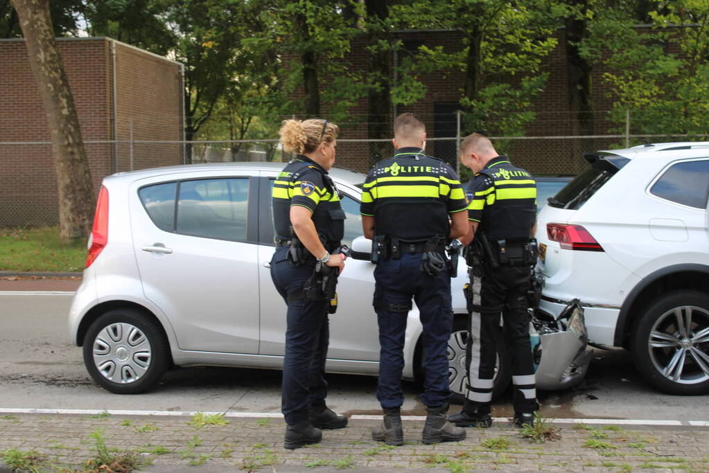 Persoon gewond bij botsing tussen drie voertuigen