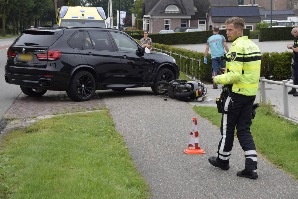 Automobilist ziet scooterrijder over het hoofd