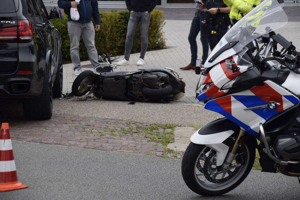 Automobilist ziet scooterrijder over het hoofd