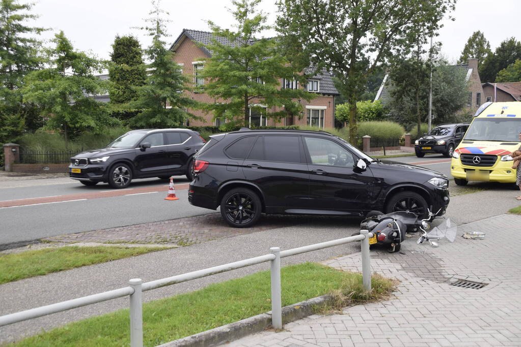 Automobilist ziet scooterrijder over het hoofd