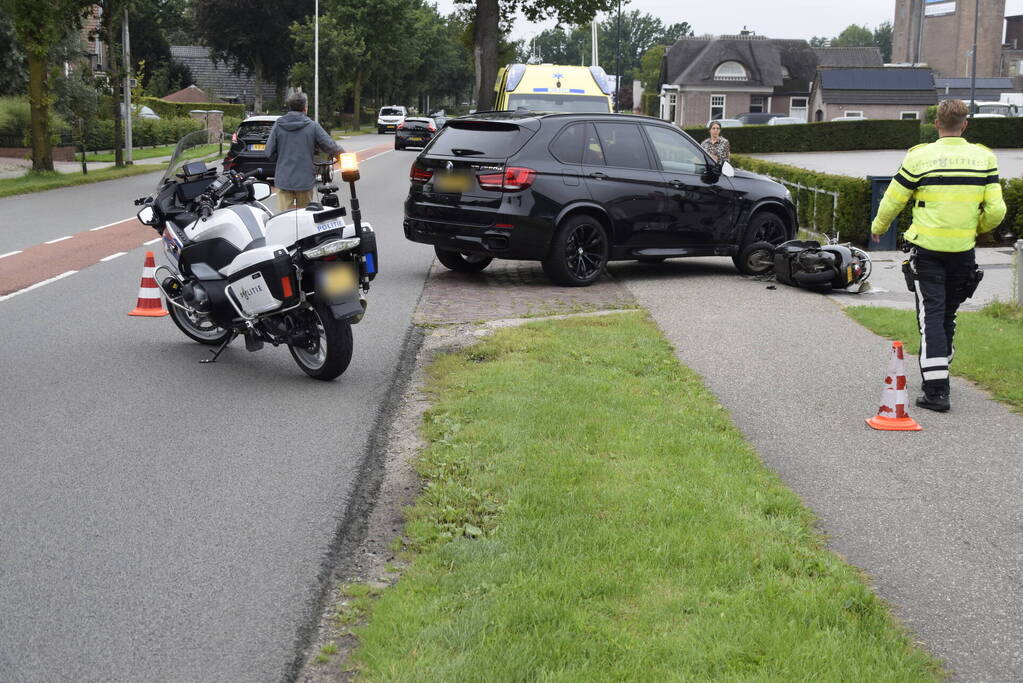 Automobilist ziet scooterrijder over het hoofd