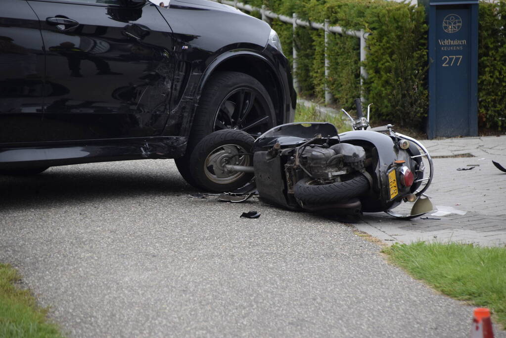 Automobilist ziet scooterrijder over het hoofd