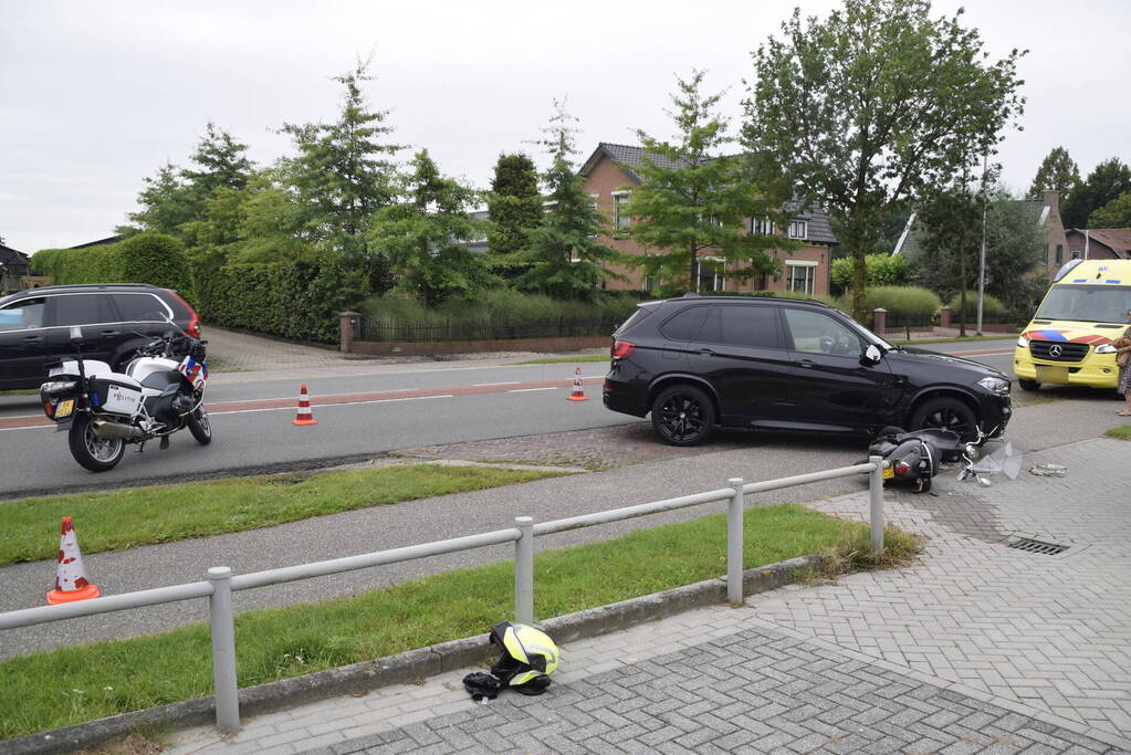 Automobilist ziet scooterrijder over het hoofd