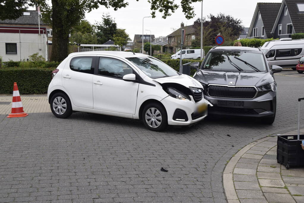 Twee auto's beschadigd bij ongeval op kruising