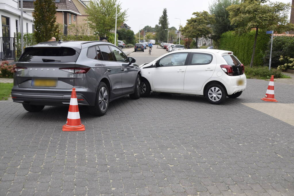 Twee auto's beschadigd bij ongeval op kruising