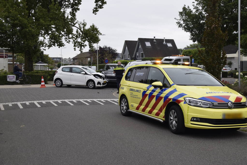 Twee auto's beschadigd bij ongeval op kruising