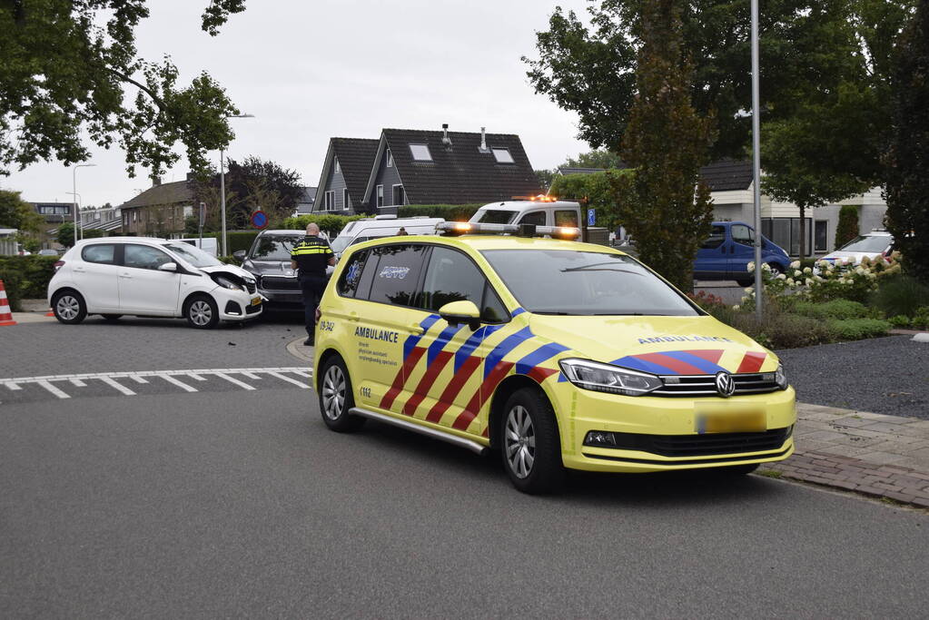 Twee auto's beschadigd bij ongeval op kruising