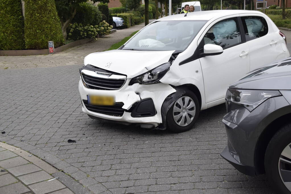 Twee auto's beschadigd bij ongeval op kruising