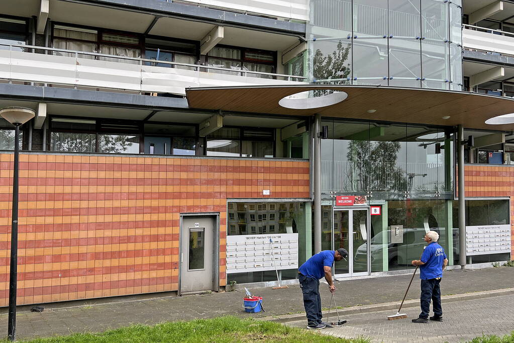 Schade na explosie op galerij van flat