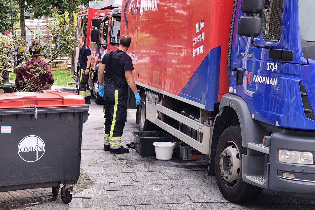 Vrachtwagen rijdt dieseltank lek