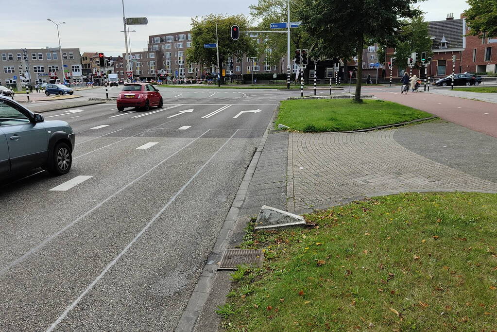 Vrachtwagen rijdt dieseltank lek