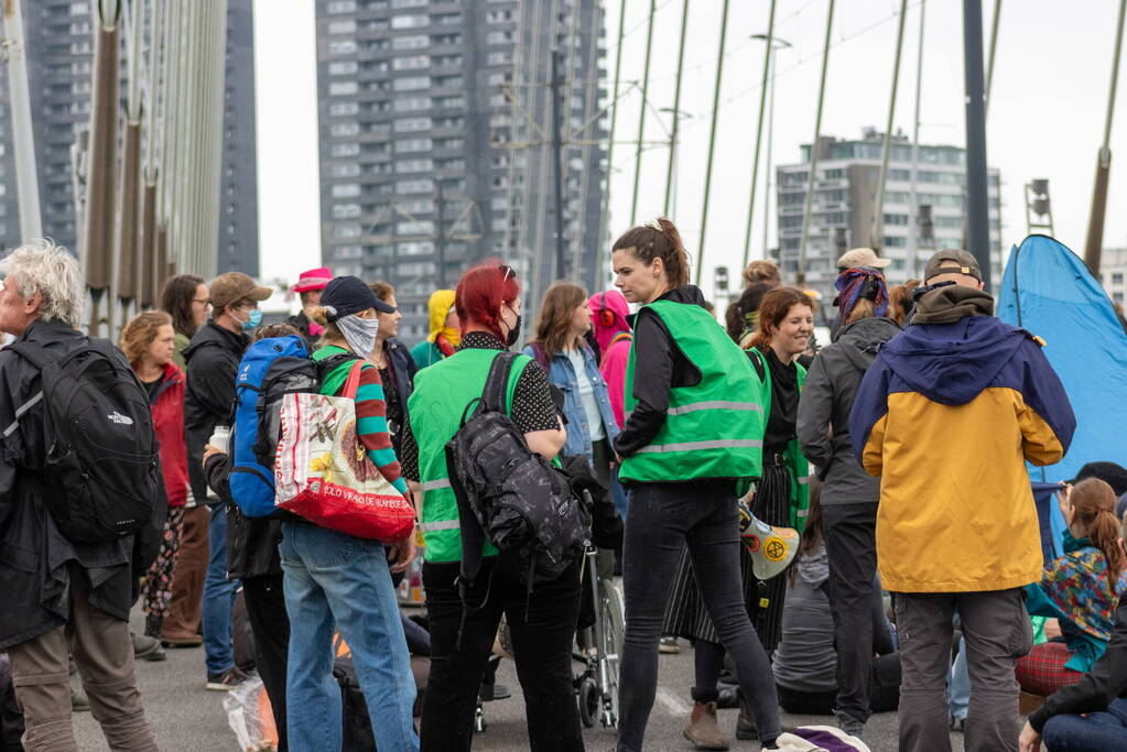 Extinction Rebellion blokkeren Erasmusbrug bij demonstratie tijdens Wereldhavendagen