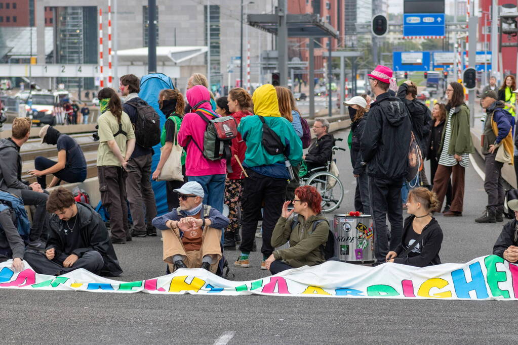 Extinction Rebellion blokkeren Erasmusbrug bij demonstratie tijdens Wereldhavendagen