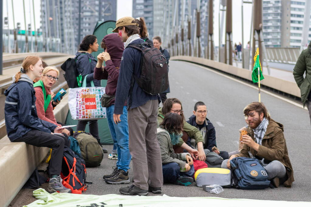 Extinction Rebellion blokkeren Erasmusbrug bij demonstratie tijdens Wereldhavendagen