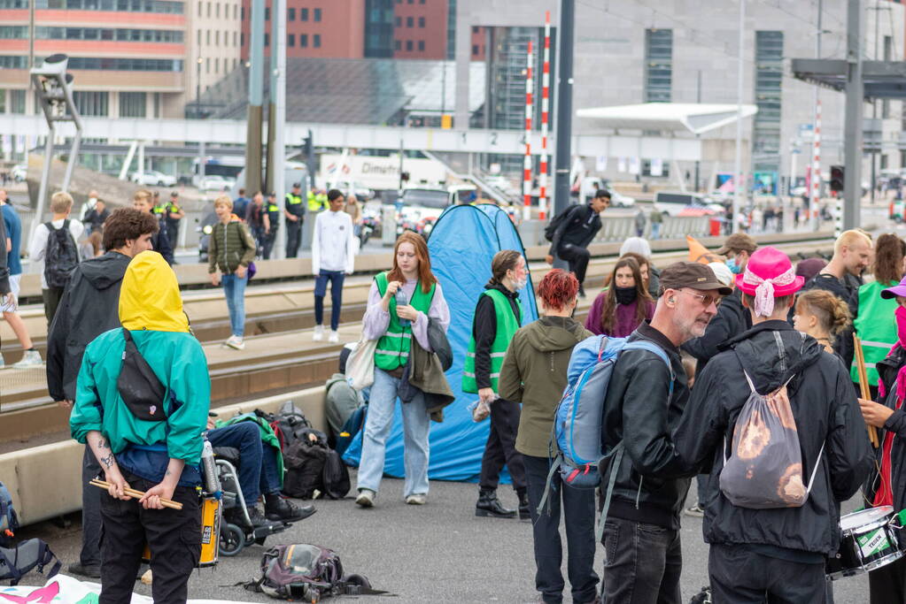 Extinction Rebellion blokkeren Erasmusbrug bij demonstratie tijdens Wereldhavendagen