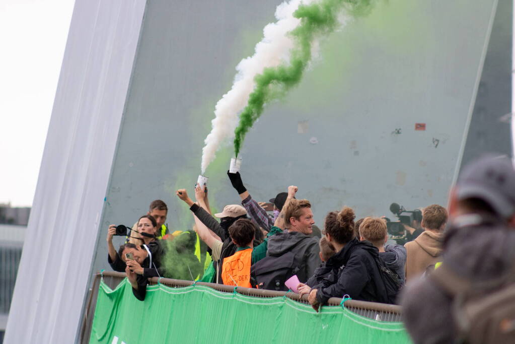 Extinction Rebellion blokkeren Erasmusbrug bij demonstratie tijdens Wereldhavendagen