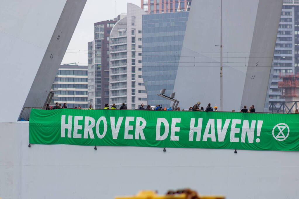 Extinction Rebellion blokkeren Erasmusbrug bij demonstratie tijdens Wereldhavendagen