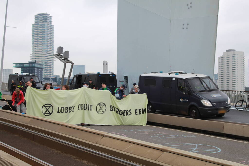 Extinction Rebellion blokkeren Erasmusbrug bij demonstratie tijdens Wereldhavendagen