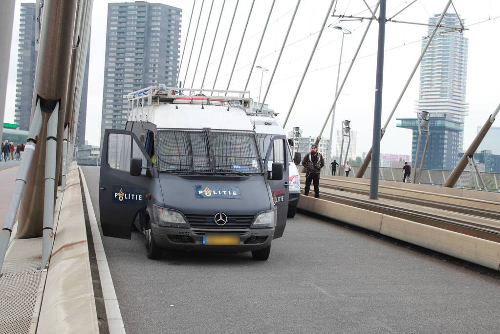 Extinction Rebellion blokkeren Erasmusbrug bij demonstratie tijdens Wereldhavendagen