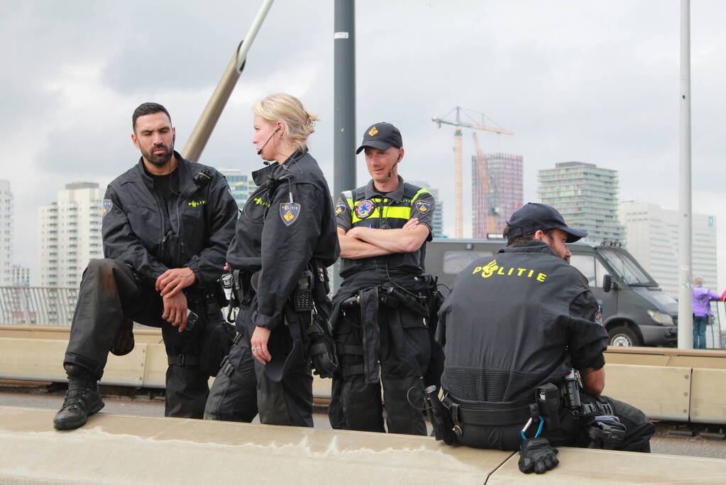 Extinction Rebellion blokkeren Erasmusbrug bij demonstratie tijdens Wereldhavendagen