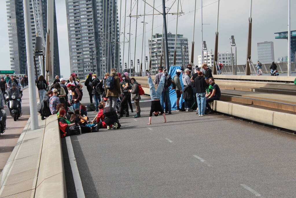 Extinction Rebellion blokkeren Erasmusbrug bij demonstratie tijdens Wereldhavendagen