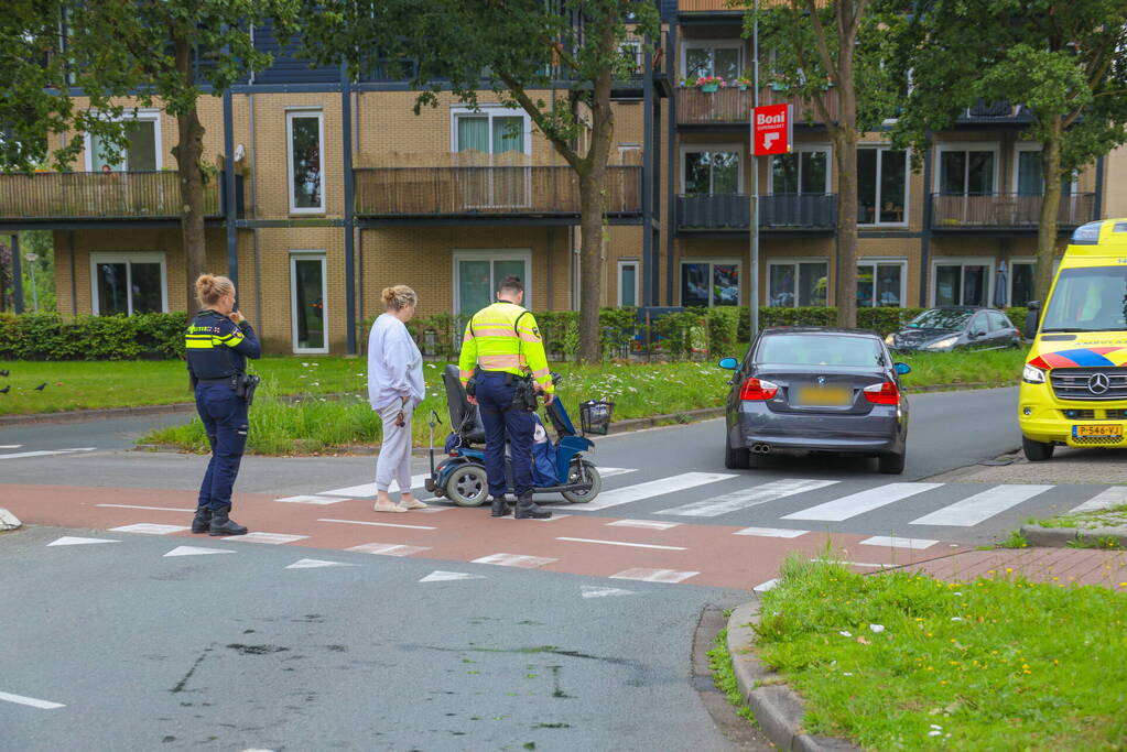 Automobilist rijdt door na botsing met scootmobiel, vrouw gewond naar ziekenhuis