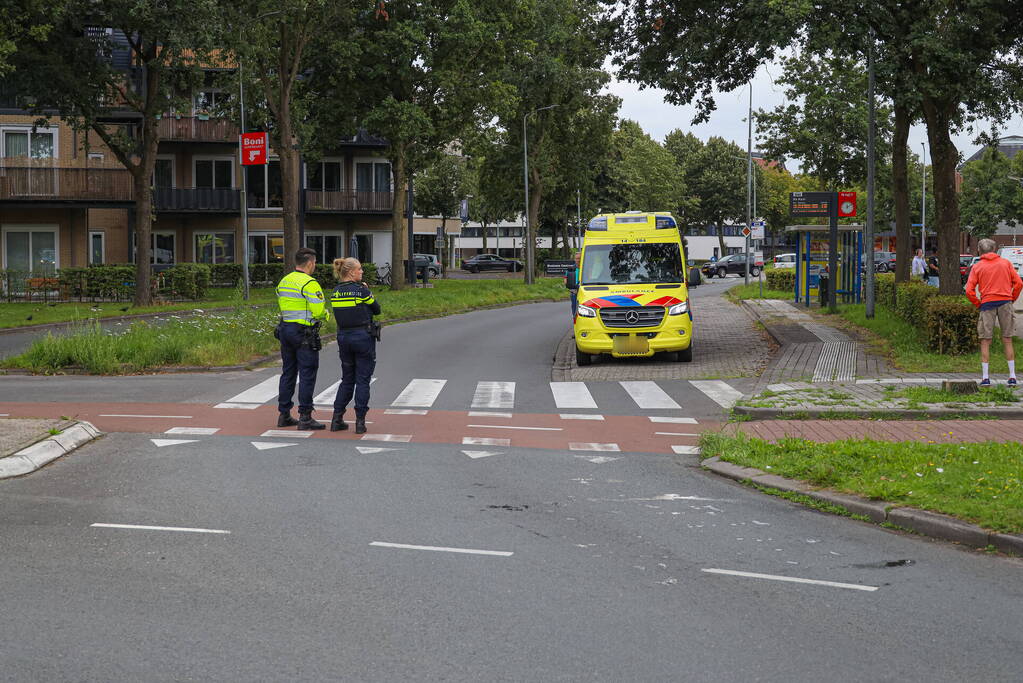 Automobilist rijdt door na botsing met scootmobiel, vrouw gewond naar ziekenhuis