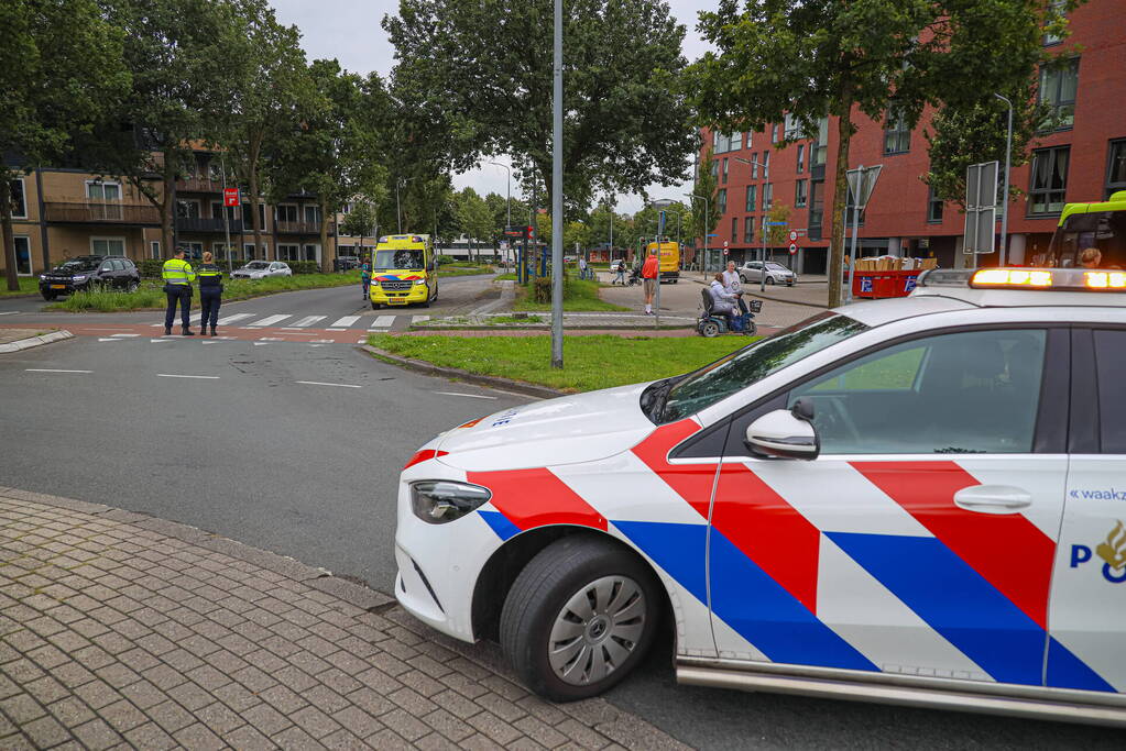 Automobilist rijdt door na botsing met scootmobiel, vrouw gewond naar ziekenhuis