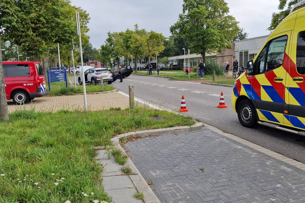 Auto belandt op zijn kop bij ongeval